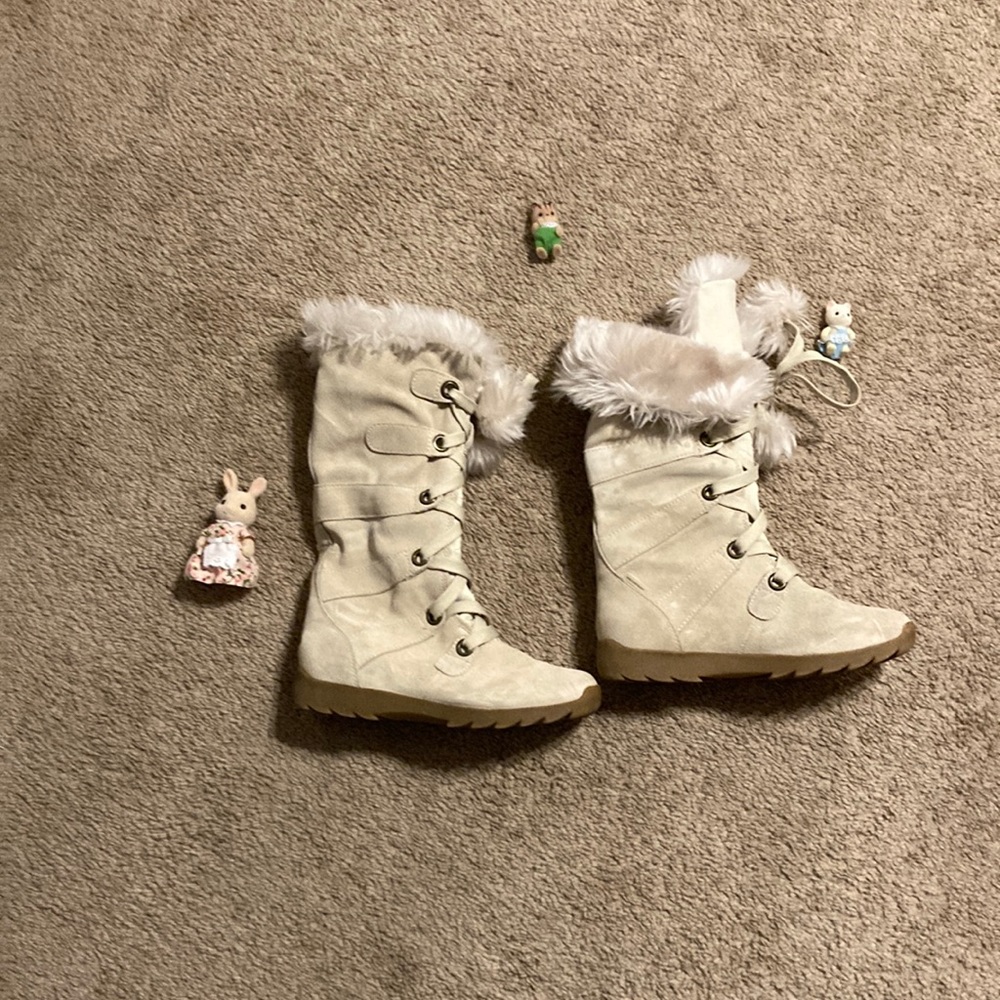 From sports these super cute boots are size 6 and in nice condition!!:)
